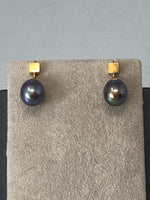 Load image into Gallery viewer, 18 Carat Gold and Black Pearl Earrings
