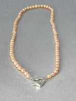 Load image into Gallery viewer, Pink Pearl Necklace with a Silver Heart Clasp
